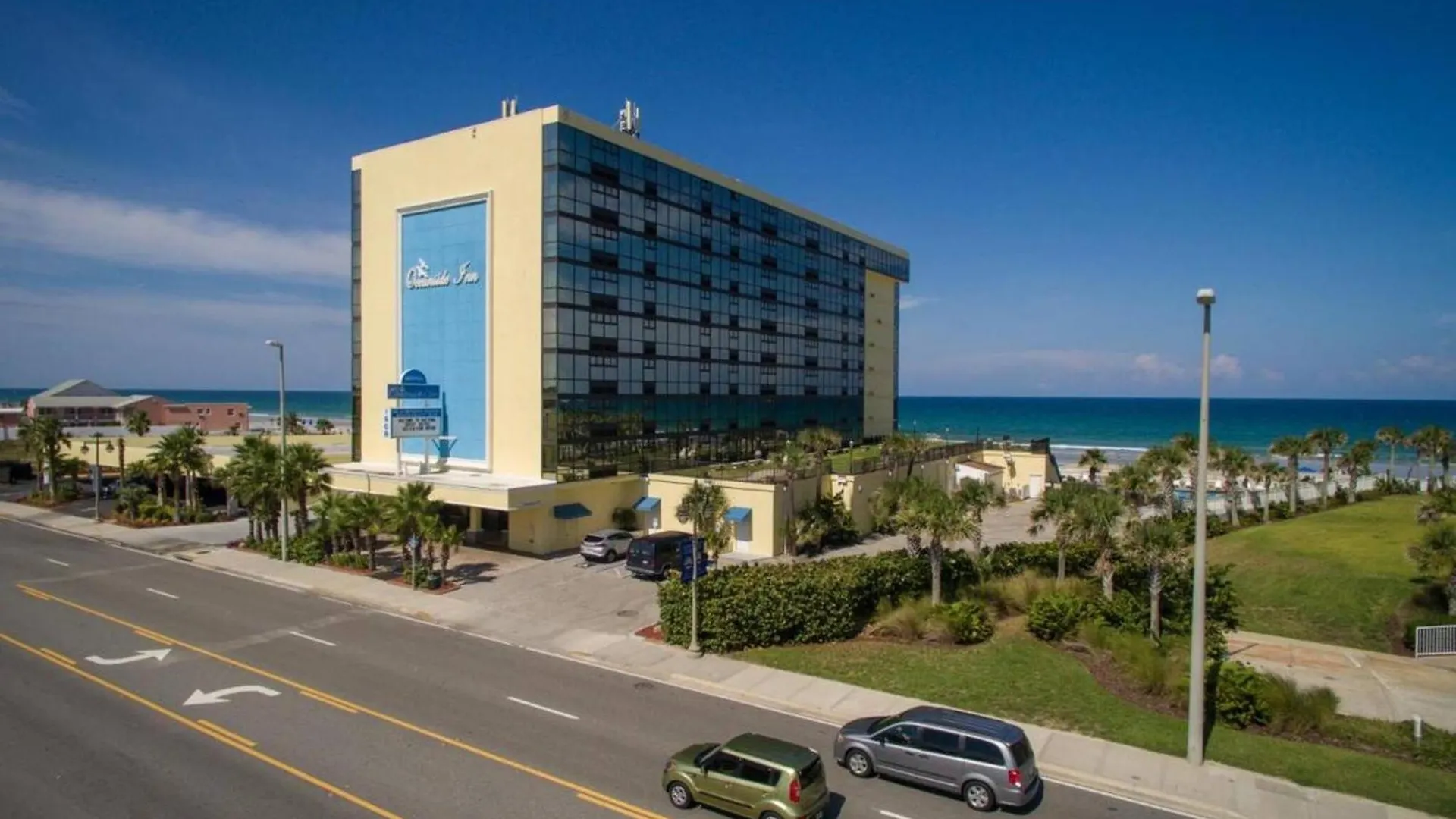 Fabulous Oceanfront Studio W/Kitchen, Tiki Bar Daytona Beach Apartment